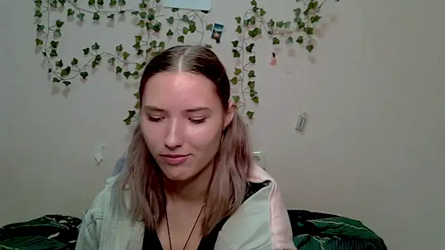  kikiclark   online show from 10-25-25, 08:47