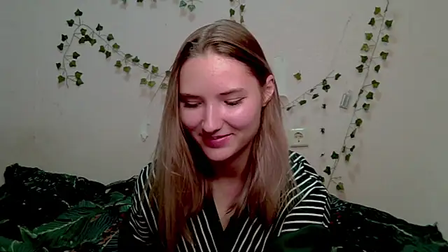  kikiclark   online show from 11-07-25, 08:53