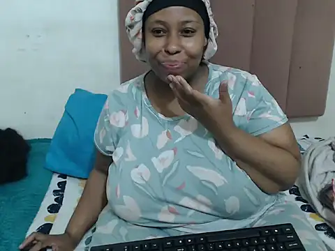 Snapshot of Chubby_Queenx255 chatting on 10-15-25, 04:01 Chubby Queenx255 online show from 10-15-25, 04:01