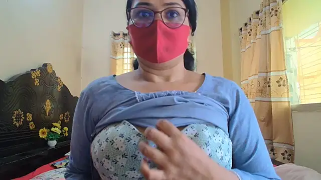 Snapshot of Elena_cruz5 chatting on 06-13-26, 04:10 Elena cruz5 online show from 06-13-26, 04:10