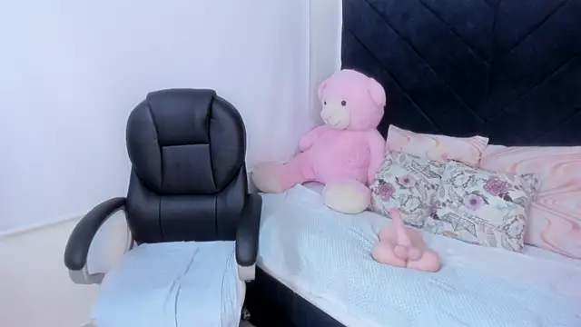 Snapshot of kate_lua chatting on 12-17-25, 12:00 kate lua online show from 12-17-25, 12:00