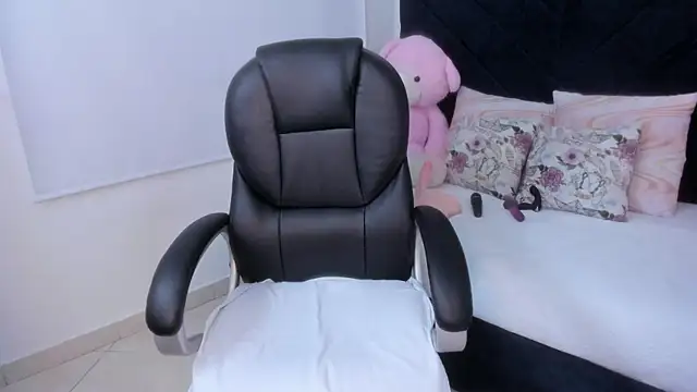 Snapshot of kate_lua chatting on 12-19-25, 12:01 kate lua online show from 12-19-25, 12:01