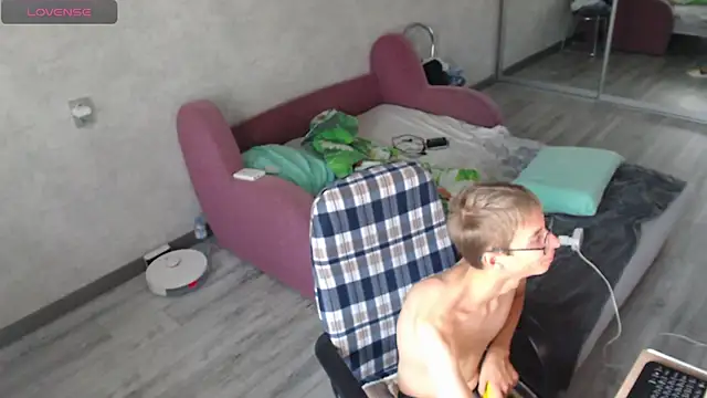 Snapshot of glasses_cat chatting on 09-14-25, 02:49 glasses cat online show from 09-14-25, 02:49