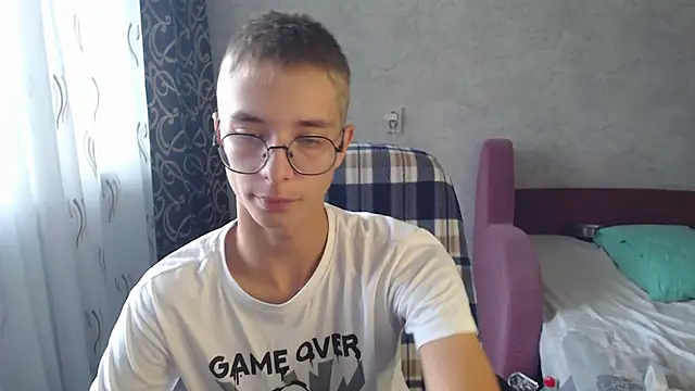 Snapshot of glasses_cat chatting on 09-20-25, 09:43 glasses cat online show from 09-20-25, 09:43