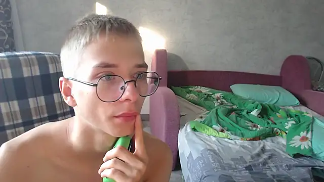 Snapshot of glasses_cat chatting on 09-22-25, 05:53 glasses cat online show from 09-22-25, 05:53