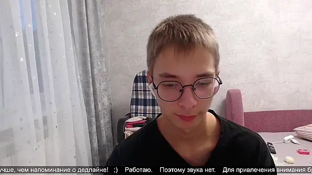 Snapshot of glasses_cat chatting on 10-15-25, 04:45 glasses cat online show from 10-15-25, 04:45