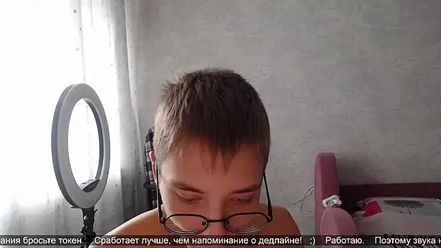 Snapshot of glasses_cat chatting on 10-18-25, 07:31 glasses cat online show from 10-18-25, 07:31