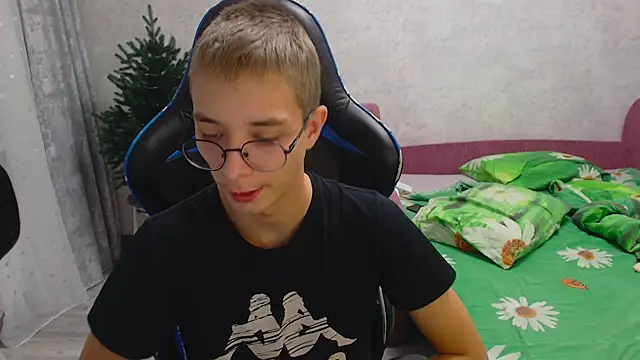 glasses cat online show from 12-05-25, 07:21