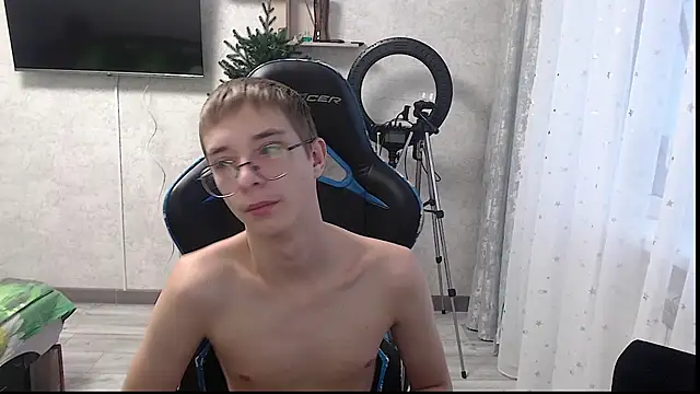 glasses cat online show from 01-12-26, 06:51