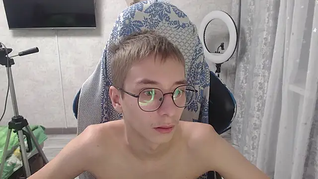 glasses cat online show from 03-02-26, 07:43