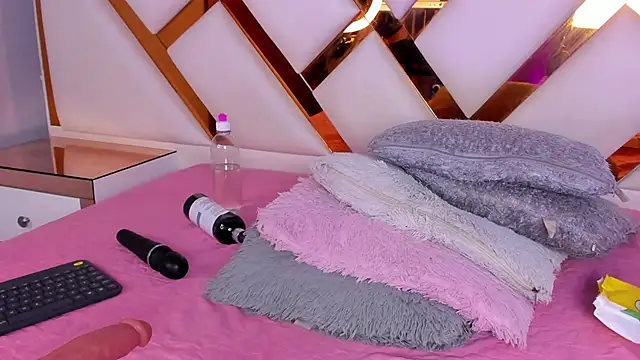 Niicolle Evanss online show from 02-10-26, 07:40