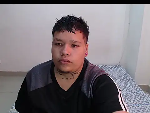 Snapshot of Yulian_bigclit7 chatting on 12-18-25, 04:02 Yulian bigclit7 online show from 12-18-25, 04:02