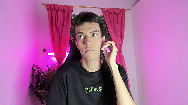 Snapshot of dylan_202520_ chatting on 09-13-25, 11:32 dylan 202520 online show from 09-13-25, 11:32