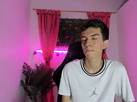 Snapshot of dylan_202520_ chatting on 09-17-25, 11:23 dylan 202520 online show from 09-17-25, 11:23