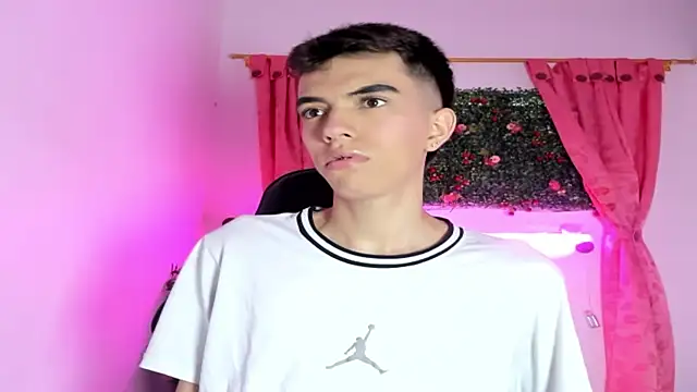 Snapshot of dylan_202520_ chatting on 09-23-25, 11:24 dylan 202520 online show from 09-23-25, 11:24