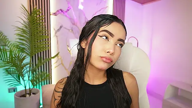 Snapshot of GiaNovak chatting on 11-19-25, 11:43 GiaNovak online show from 11-19-25, 11:43