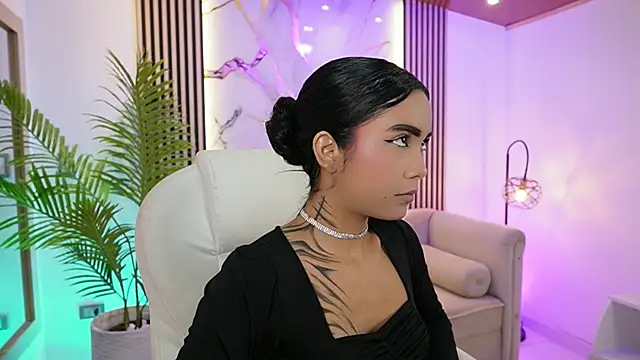 Snapshot of GiaNovak chatting on 11-20-25, 11:43 GiaNovak online show from 11-20-25, 11:43