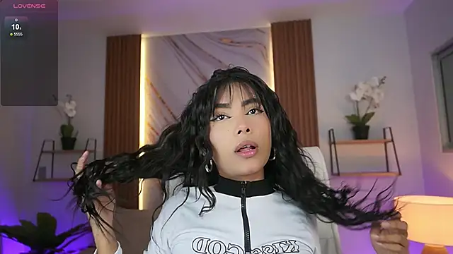 Snapshot of GiaNovak chatting on 12-17-25, 07:09 GiaNovak online show from 12-17-25, 07:09