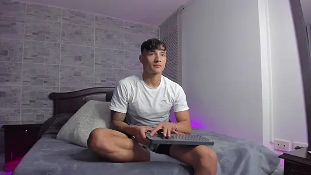 Snapshot of DavisFirb chatting on 10-10-25, 02:43 DavisFirb online show from 10-10-25, 02:43