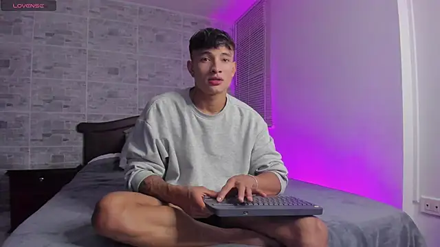 Snapshot of DavisFirb chatting on 10-19-25, 02:01 DavisFirb online show from 10-19-25, 02:01