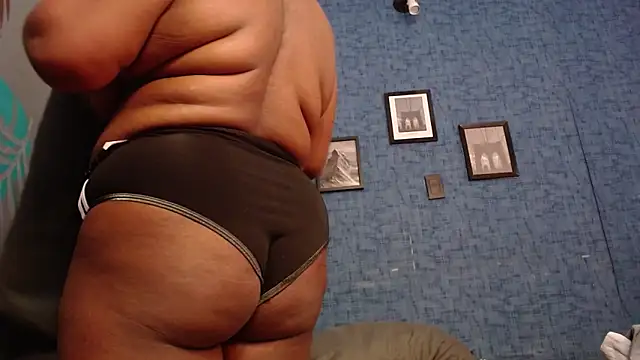 Snapshot of isabella_brown1 chatting on 11-08-25, 11:32 isabella brown1 online show from 11-08-25, 11:32