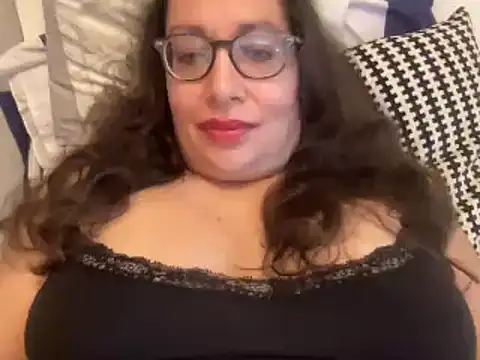 Snapshot of RosaFreya chatting on 09-25-25, 11:03 RosaFreya online show from 09-25-25, 11:03