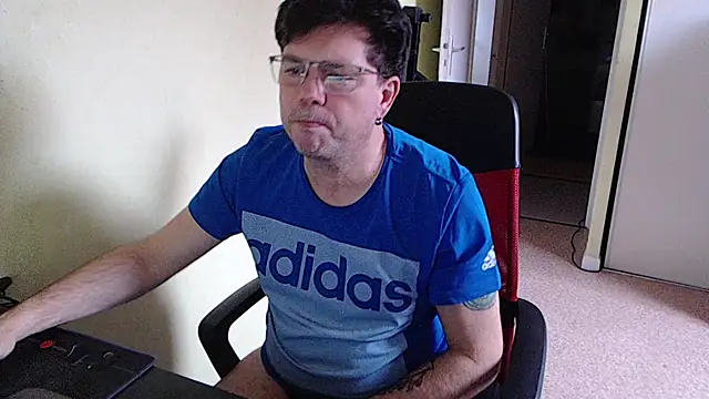 blueandwhite1 online show from 02-17-26, 04:02