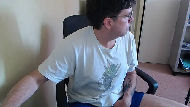 Snapshot of blueandwhite1 chatting on 06-17-26, 07:00 blueandwhite1 online show from 06-17-26, 07:00