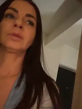 Snapshot of Roxanne_Skye chatting on 09-11-25, 06:08 Roxanne Skye online show from 09-11-25, 06:08