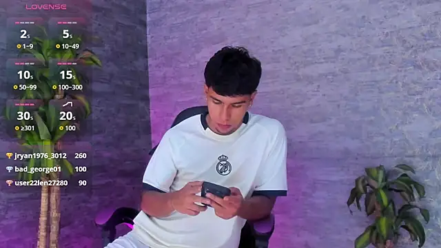 Snapshot of CHR58_ chatting on 09-15-25, 12:49 CHR58 online show from 09-15-25, 12:49