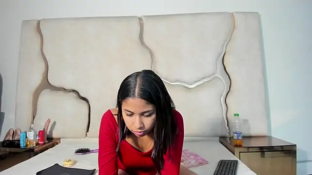 Amaia Sophia online show from 12-15-25, 07:18