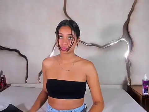 Amaia Sophia online show from 12-21-25, 04:36