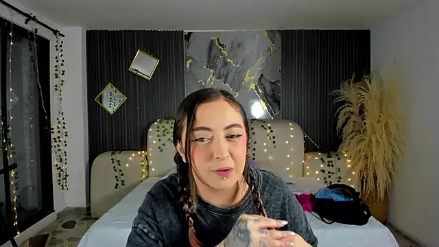 SarahCastro1  online show from 01-08-26, 04:04