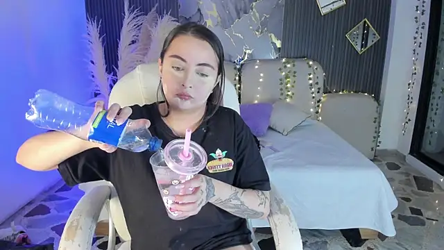 SarahCastro1  online show from 01-10-26, 04:25