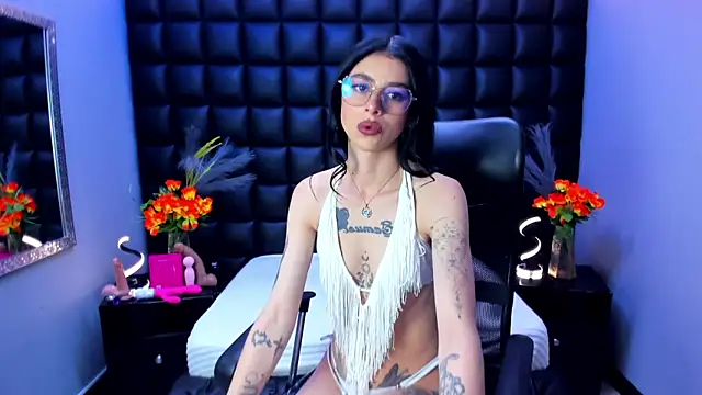 Snapshot of Dulce_Miaa_ chatting on 06-17-26, 06:09 Dulce Miaa online show from 06-17-26, 06:09