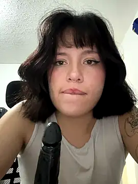 Snapshot of aliciia_23 chatting on 09-28-25, 05:35 aliciia 23 online show from 09-28-25, 05:35