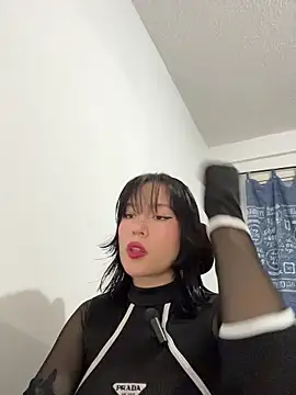 Snapshot of aliciia_23 chatting on 11-11-25, 12:32 aliciia 23 online show from 11-11-25, 12:32