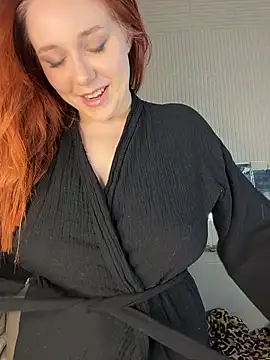 Snapshot of PollyVinice chatting on 12-19-25, 02:24 PollyVinice online show from 12-19-25, 02:24