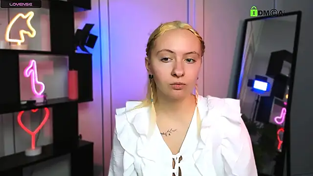 mila glow1 online show from 12-17-25, 07:31