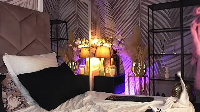 EvaRhea online show from 03-12-26, 04:07