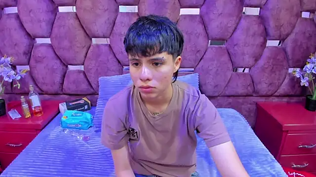 Snapshot of Bruno_Cruzz chatting on 10-22-25, 02:12 Bruno Cruzz online show from 10-22-25, 02:12