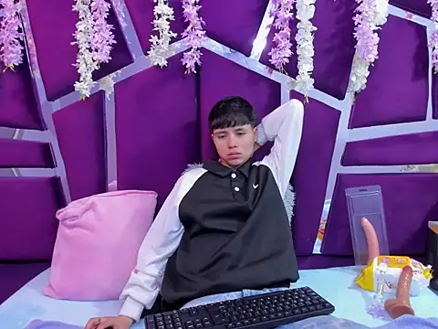 Snapshot of Bruno_Cruzz chatting on 11-26-25, 01:39 Bruno Cruzz online show from 11-26-25, 01:39