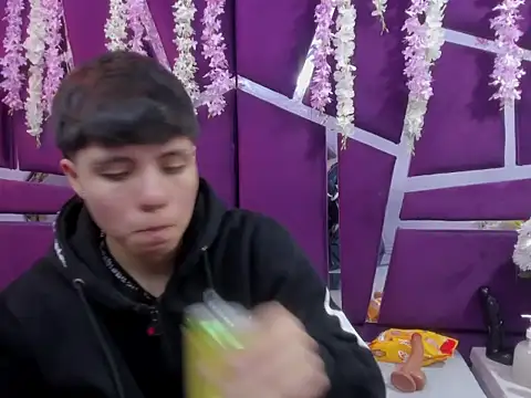 Snapshot of Bruno_Cruzz chatting on 12-17-25, 02:06 Bruno Cruzz online show from 12-17-25, 02:06