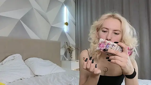 JuliannaWenger online show from 12-18-25, 04:13