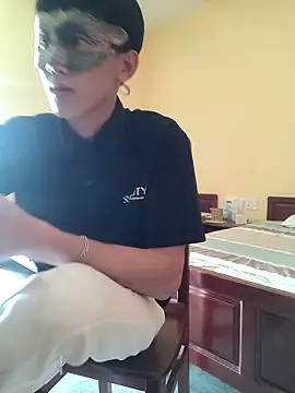 Snapshot of thienlong05 chatting on 09-14-25, 02:11 thienlong05 online show from 09-14-25, 02:11