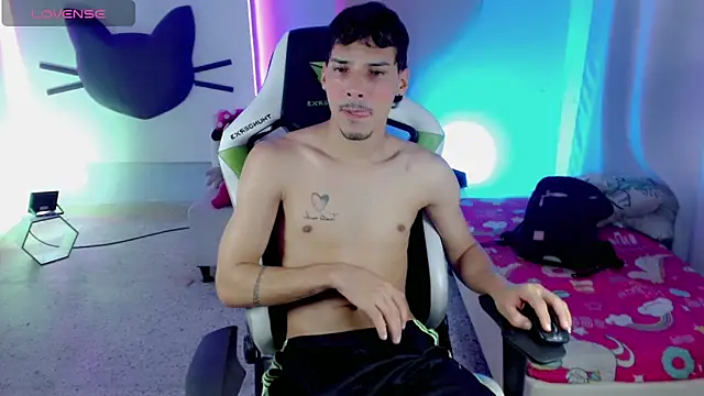 Snapshot of yankees_ chatting on 10-10-25, 04:17 yankees online show from 10-10-25, 04:17