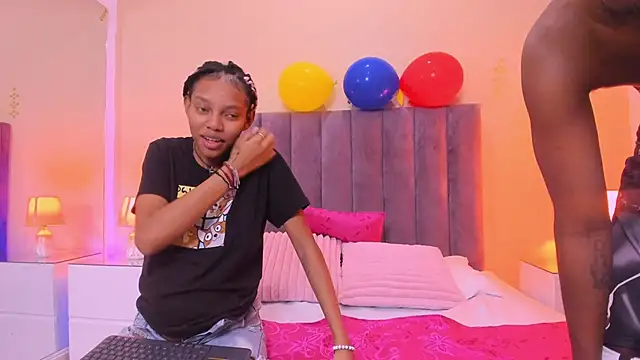 Snapshot of Kiaraa_y_Her_Crazy chatting on 06-19-26, 04:17 Kiaraa y Her Crazy online show from 06-19-26, 04:17