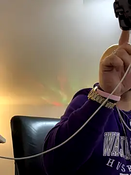 Snapshot of Brownroyal chatting on 10-19-25, 04:35 Brownroyal online show from 10-19-25, 04:35