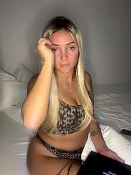 Snapshot of madiiy chatting on 09-28-25, 08:14 madiiy online show from 09-28-25, 08:14