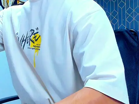 Snapshot of adrian_ray chatting on 11-06-25, 05:58 adrian ray online show from 11-06-25, 05:58